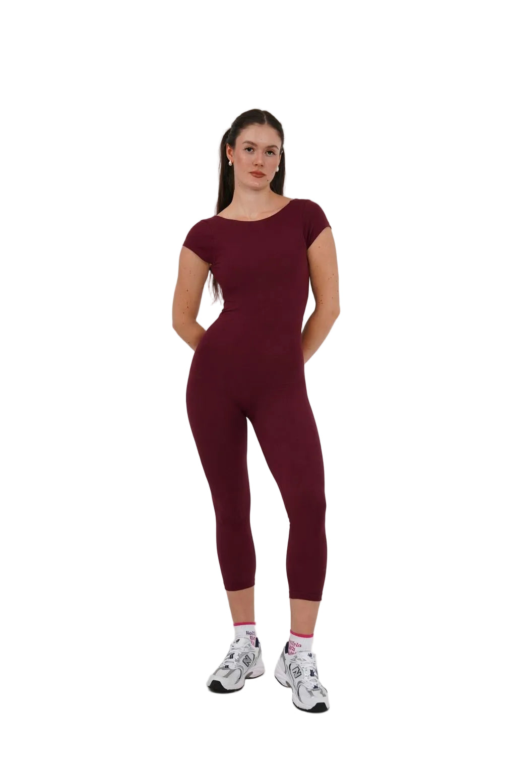 Woman wearing a burgundy 7/8 model jumpsuit 